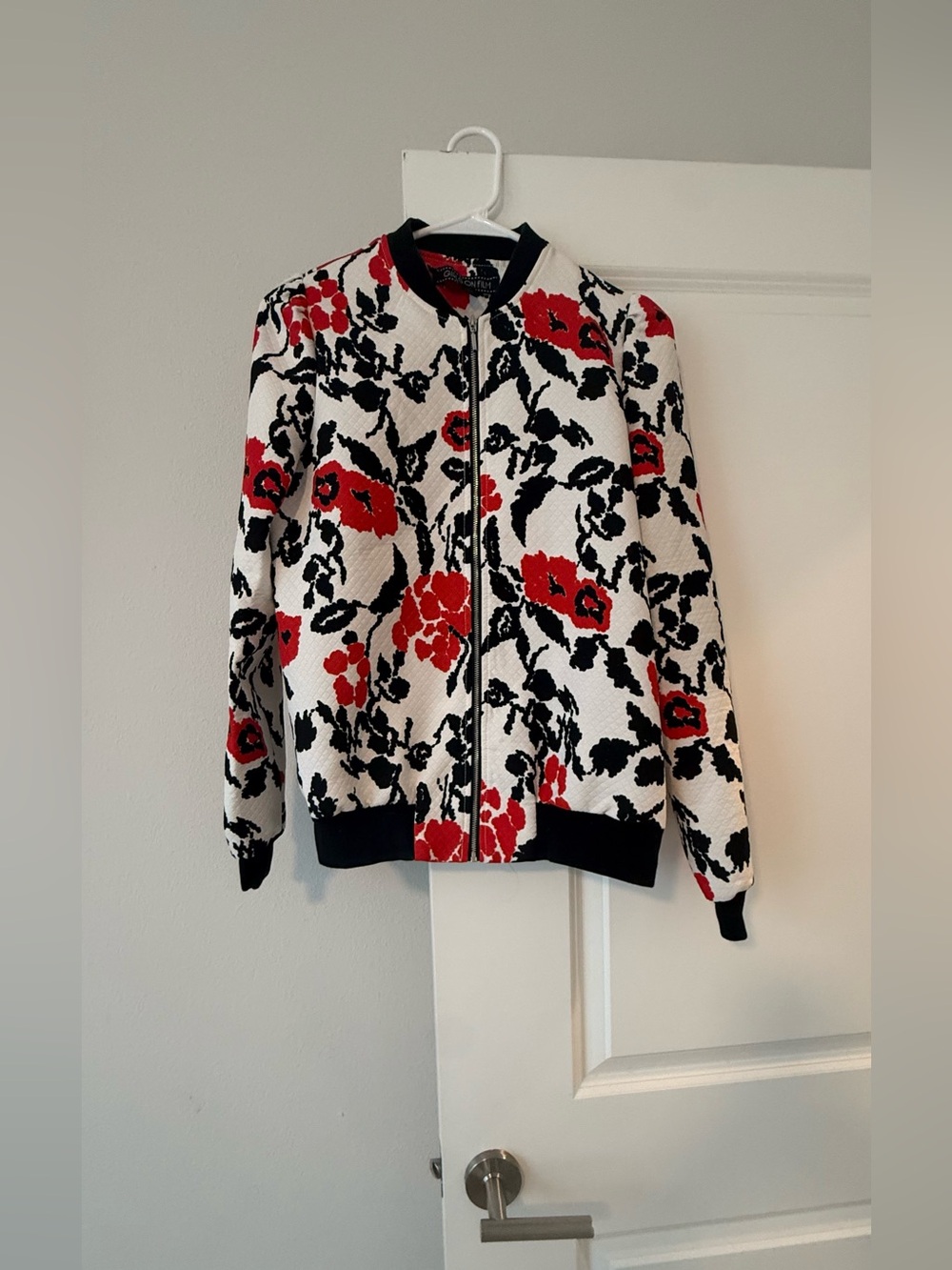 โจ GIRLS ON FILM Womenโs Floral Bomber Jacket ๐ธ Red Black White Quilted Zip Up๐ - Picture 3 of 7